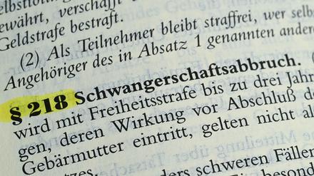 In einem Gesetzbuch ist der Paragraf 218 zu Schwangerschaftsabbrüchen zu sehen.