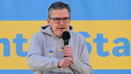 Roderich Kiesewetter (CDU), Mitglied des Deutschen Bundestages, spricht während einer Demonstration für Solidarität mit der Ukraine «Stand with Ukraine» vor dem Brandenburger Tor.