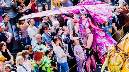 Eine Darstellerin tritt beim Umzug des Karnevals der Kulturen in Berlin-Kreuzberg auf.