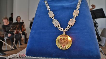 Das Ziel der Kandidierenden: Die Amtskette des Potsdamer Stadtoberhaupts wird zu bestimmten Anlässen getragen, etwa zur Einführung in das Amt.