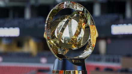 Um diese Trophäe wird gespielt. Die Trophäe der FIFA Club-Weltmeisterschaft wird im Mercedes-Benz-Stadion in Atlanta gezeigt.