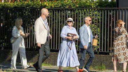Gernot Mörig (rechts), Gastgeber des Potsdam-Treffens, und die AfD-Europaabgeordnete Irmhild Boßdorf auf dem Weg zu einem rechten Sommerfest.
