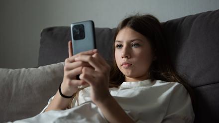 Viele Mädchen ziehen sich aus Furcht vor Falschinformationen, Hass und Anfeindungen von Social Media zurück – mit direkten Folgen für die Gleichberechtigung.