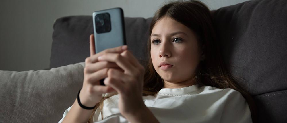 Viele Mädchen ziehen sich aus Furcht vor Falschinformationen, Hass und Anfeindungen von Social Media zurück – mit direkten Folgen für die Gleichberechtigung.