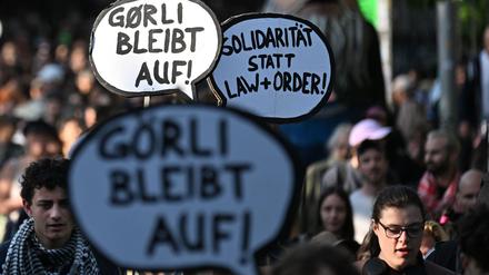 Am Abend demonstrierten rund 900 Menschen gegen den geplante Zaunbau.