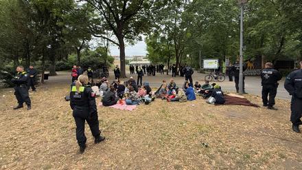Auch am Dienstag kommt es zu Protesten gegen den Zaunbau.
