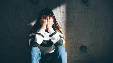 Eine Frau bedeckt ihr Gesicht. Ausgerechnet im Bundesland mit der dünnsten Versorgungslage werden die Hürden für medikamentöse Abbrüche erhöht. Für ungewollt Schwangere wird es noch schwieriger, sicher Hilfe zu bekommen.