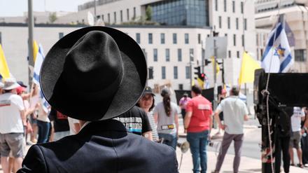 Demonstranten vor dem Regierungssitz in Jerusalem fordern Bemühungen für die Heimkehr der noch 50 israelischen Geiseln in Händen der Hamas.