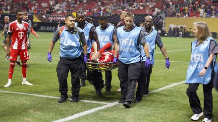 Jamal Musiala hat sich im Spiel gegen Paris Saint-Germain das Wadenbein gebrochen.