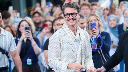 08.07.2025, Berlin: Schauspieler Pedro Pascal kommt zum Fan-Event mit Blauem Teppich zum Film «The Fantastic Four · First Steps» am Potsdamer Platz. Foto: Annette Riedl/dpa +++ dpa-Bildfunk +++
