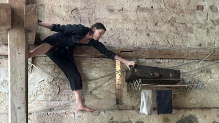 Performance im Rahmen der Ausstellung „Hab und Gut“ der Gruppe Endmoräne in Trebnitz, zu sehen ist Marta Ostajewska in der Performance „Empty suitcase“.