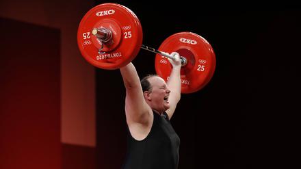 Die neuseeländische Gewichtheberin Laurel Hubbard war 2021 die erste Athletin, die offen trans war und an den Olympischen Spielen teilnahm.