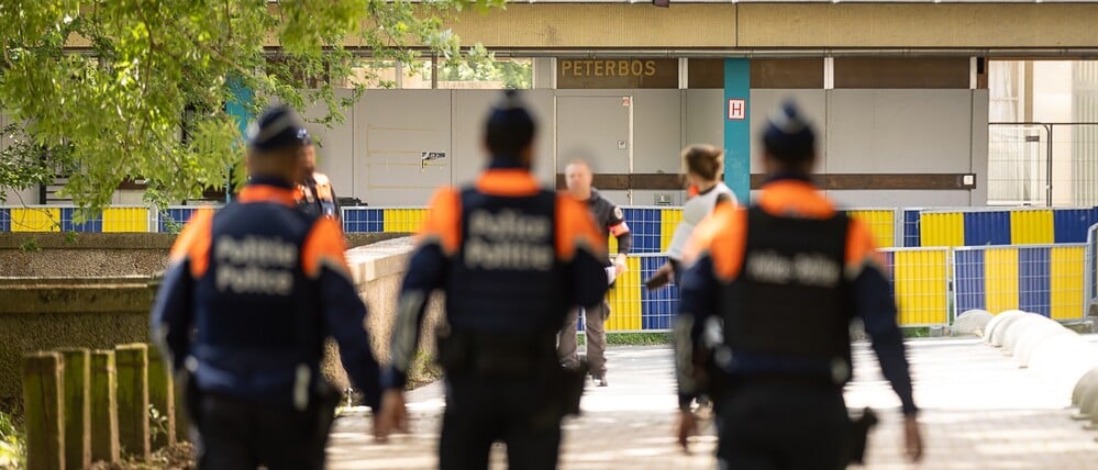 Polizisten bei einem Einsatz zur Bekämpfung des Drogenhandels im Viertel „Peterbos“ in Anderlecht.
