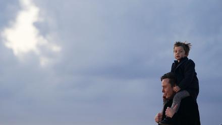 Elon Musk trägt seinen Sohn X Æ A-12 – seine Kinder geben immer wieder Anlass für Spekulationen über seine Familienplanung.