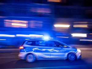 Ein Streifenwagen der Berliner Polizei fährt mit Blaulicht zu einem Einsatz durch Berlin. (Symbolbild)