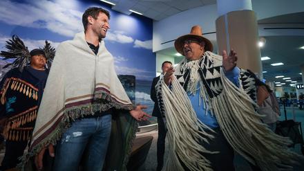 Thomas Müller wird in der Decke des Musqueam-Stamms in Vancouver begrüßt.