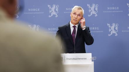 Jens Stoltenberg musste im August einige Fragen beantworten: Norwegens Medien hatten aufgedeckt, dass der staatliche Ölfonds seit dem Beginn des Kriegs in Gaza weiter in israelische Rüstungsunternehmen investiert.