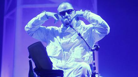 Maxim Drüner von K.I.Z. hat auch im Rollstuhl die Menge im Griff.