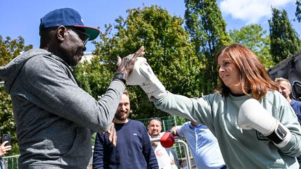 Berlins Bildungssenatorin Katharina Günther-Wünsch (CDU) beim Boxtraining im Görlitzer Park.