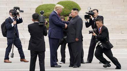 US-Präsident Donald Trump traf sich am 30. Juni 2019 in Panmunjom, Südkorea, mit dem nordkoreanischen Staatschef Kim Jong Un in der entmilitarisierten Zone, die die beiden Koreas trennt.