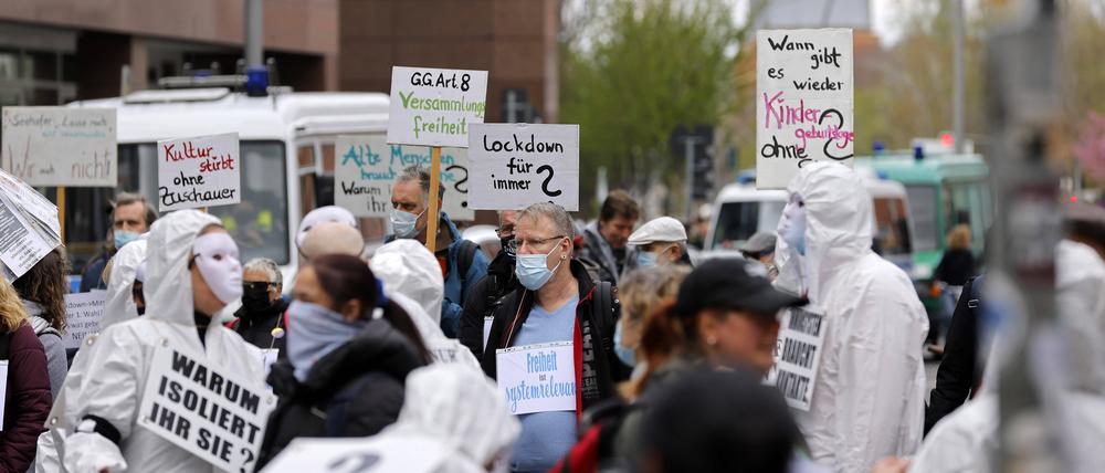 „Querdenker“ sind überwiegend rechts? Nein, glaubt Meinungsforscher Richard Hilmer.