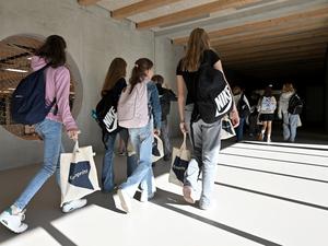 Symbolfoto: Schülerinnen vor einem Gymnasium.