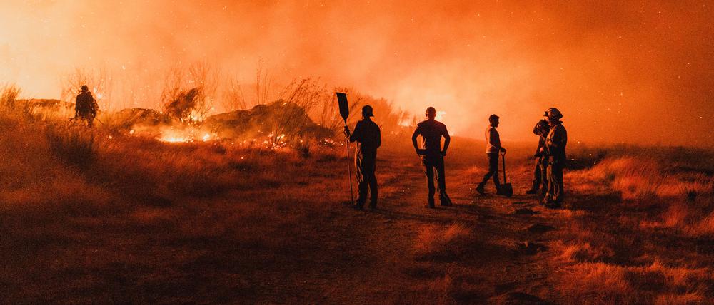 Feuerwehrleute im Einsatz bei einem Waldbrand in Spanien.
