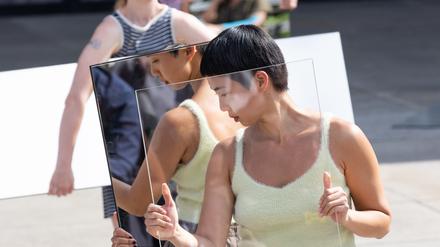 Das legendäre Mirror Piece I & II“ der Künstlerin Joan Jonas von 1969 wird in der Neuen Nationalgalerie neu aufgeführt.