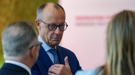 Kanzler Friedrich Merz bei seinem letzten Wahlkampfauftritt vor der Kommunalwahl in NRW im Henkel-Werk in Düsseldorf. Viele Parteifreunde fordern von ihm nun beherzte Reformen für mehr Wirtschaftswachstum.
