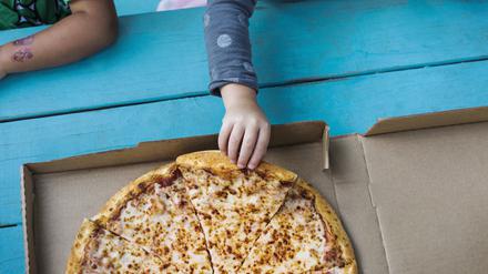 Fettiger Snack. Viele Kinder essen gern Pizza.