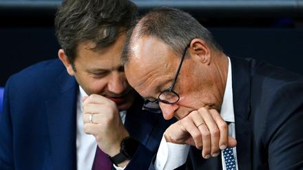 Der Kanzler und sein Vize auf der Regierungsbank: Lars Klingbeil hat einen Haushalt für das Jahr 2025 vorgelegt. Am Mittwoch steht die Generaldebatte dazu ins Haus.