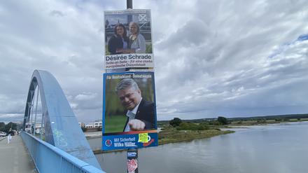 Wahlkampf auf der Brücke ins polnische Slubice. Am Sonntag wird in Frankfurt (Oder) ein neues Stadtoberhaupt gewählt.