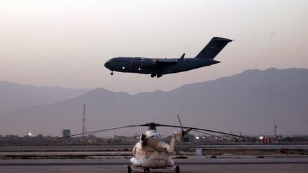 Eine US-Frachtmaschine landet im September 2009 auf dem Flughafen Bagram in Afghanistan.