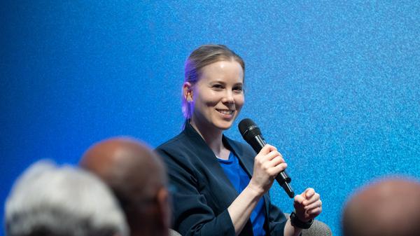 Die Journalistin und Autorin Julia Ruhs