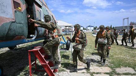 Soldaten des 56. Garde-Luftlanderegiments der russischen Luftlandetruppen nehmen an einer Übung teil.