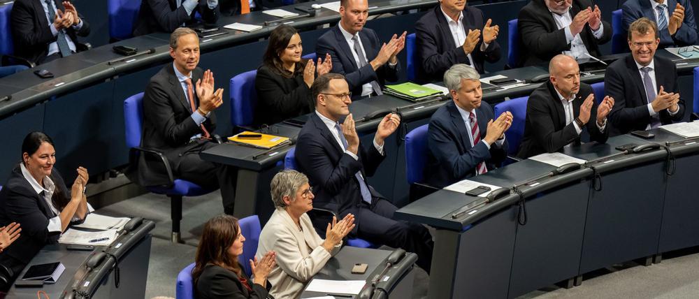 Jens Spahn (CDU, M), CDU/CSU-Fraktionsvorsitzender im Bundestag, applaudiert neben Steffen Bilger (Mitte r), parlamentarischer Geschäftsführer der Unionsfraktion, im Plenarsaal im Bundestag nach der namentlichen Abstimmung von Richtern und Richterinnen am Bundesverfassungsgericht (BVerfG).