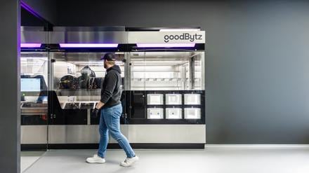 Kommt nie zu spät, macht nicht blau, wird nicht krank: das Modell „Alice“ des Hamburger Start-ups Goodbytz (hinten).