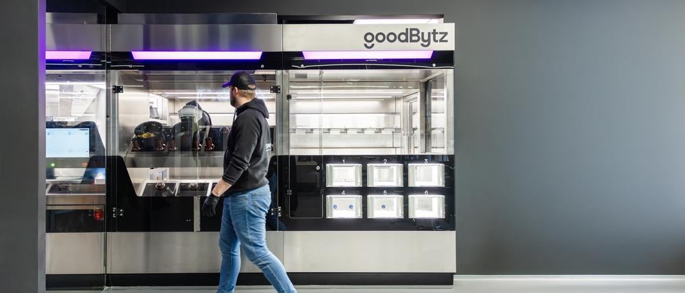 Kommt nie zu spät, macht nicht blau, wird nicht krank: das Modell „Alice“ des Hamburger Start-ups Goodbytz (hinten).