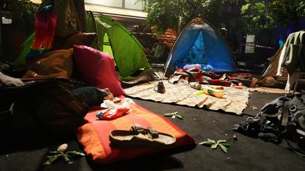 Die Nova-Ausstellung in Berlin zeigt Original-Teile vom Festivalplatz: Zelte, Luftmatratzen, Kleidung und Schuhe. Viele Stücke sind Beweismaterial.