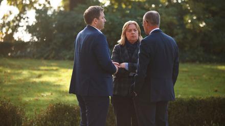 Bundeskanzler Friedrich Merz (CDU, r.) spricht mit Vizekanzler und Finanzminister Lars Klingbeil und Arbeitsministerin Bärbel Bas (beide SPD) vor einer zweitägigen Kabinettssitzung in der Villa Borsig in Berlin.