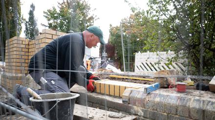 Es geht voran mit den Bauarbeiten: Bis Jahresende soll der Görlitzer Park umzäunt sein.