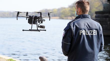 Nützlich und gefährlich: Brandenburgs Polizei hat in zweifacher Hinsicht mit Drohnen zu tun.
