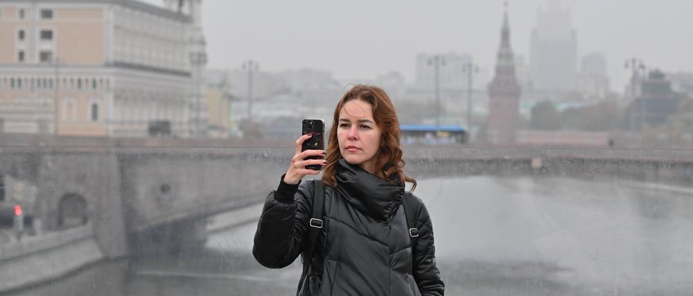 Westliche Messenger sind dem Kreml schon lange ein Dorn im Auge – nun gibt es eine russische Alternative. Um die App unters Volk zu bringen, greifen die Behörden zu perfiden Methoden.