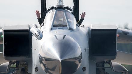 Mecklenburg-Vorpommern, Laage: Der Pilot eines Tornado-Kampfflugzeugs vom Luftwaffengeschwader 33 aus Büchel hält nach der Landung auf dem Fliegerhorst des taktischen Luftwaffengeschwaders 73 „Steinhoff“ in Rostock-Laage die Hände in die Höhe.