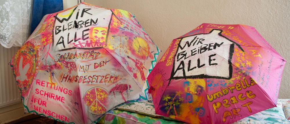 Zwei symbolische Rettungsschirme für Menschen sind in Berlin-Pankow in dem von pensionierten Hausbesetzern besetzten Seniorenklub „Stille Straße 10“ zu sehen.