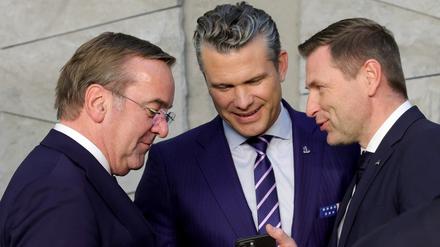 Verteidigungsminister Boris Pistorius (l.) mit seinen Amtskollegen aus den USA, Pete Hegseth, und Estland, Hanno Pavkur (r.).