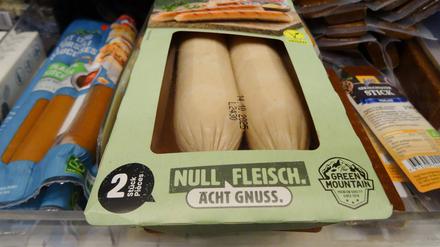 Eine Wurst aus pflanzlichen Zutaten liegt im Regal eines Supermarktes.