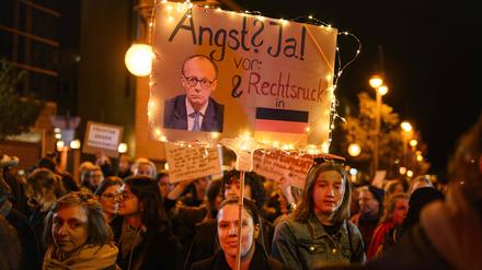 „Wir-sind-die-Töchter“-Kundgebung in Berlin: Nach den umstrittenen „Stadtbild“-Äußerungen von Bundeskanzler Friedrich Merz (CDU) haben Tausende Menschen vor der Parteizentrale der CDU in Berlin protestiert.