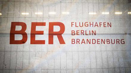 Die Baustelle des Flughafen Berlin Brandenburg BER am 16. Februar 2018 in Schönefeld bei Berlin. Ein Bauzaun mit dem Banner des Flughafens Berlin Brandenburg