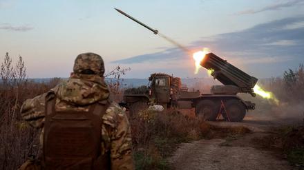 Ein ukrainischer Soldat an einem feuernden Geschütz.